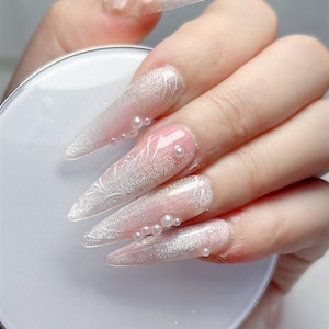Unghie finte rosa e bianche con perle / Set di unghie lunghe a stiletto con piume glitterate / Design elegante fatto a mano per matrimoni e occasioni speciali