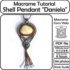 Peut inclure: Tutoriel de pendentif coquillage en macramé intitulé "Daniela". Le pendentif présente un coquillage naturel entouré de macramé marron avec des accents turquoise et blancs. Le tutoriel comprend un fichier PDF, le niveau de difficulté, 8 heures de travail, 194 photos et un guide des nœuds.