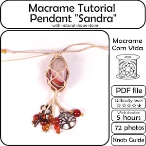Peut inclure: Tutoriel de pendentif macramé "Sandra" avec une pierre naturelle. Le pendentif présente un filet macramé beige retenant une pierre rouge et blanche. Il comprend un charme arbre de vie, des breloques clés et des perles rouges. Le tutoriel est un fichier PDF.