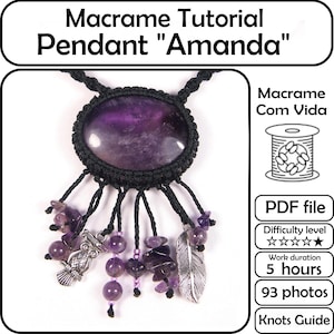 Op de afbeelding: Macramé-hanger-tutorial "Amanda" met een grote ovale amethiststeen gezet in zwart macramé. De hanger heeft bungelende amethistkralen, een zilveren uilenbedel en een zilveren veerketting. De afbeelding bevat tekst over het PDF-bestand, moeilijkheidsgraad, duur van 5 uur.