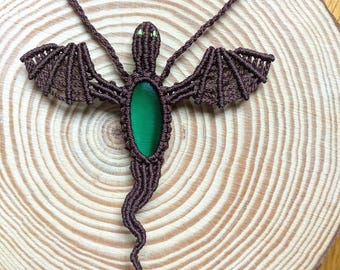 Colgante de dragón de macramé con piedra de ojo de gato, joyería de micromacramé marrón y verde