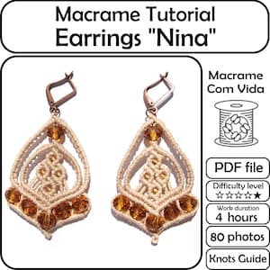 Könnte beinhalten: Zwei beige Makramee-Ohrringe mit bernsteinfarbenen Perlen. Die Ohrringe haben eine tropfenförmige Form mit einem detaillierten Webmuster. Das Bild enthält Text: "Macrame Tutorial Earrings 'Nina'" und weitere Projektinformationen.