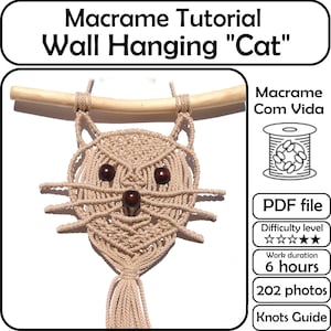 Könnte beinhalten: Beige Makramee-Wandbehang in Form einer Katze, an einem Holzstab aufgehängt. Die Katze hat dunkelbraune Perlenaugen und -nase mit Schnurrhaaren. Der Text "Macrame Tutorial Wall Hanging Cat" befindet sich oben.