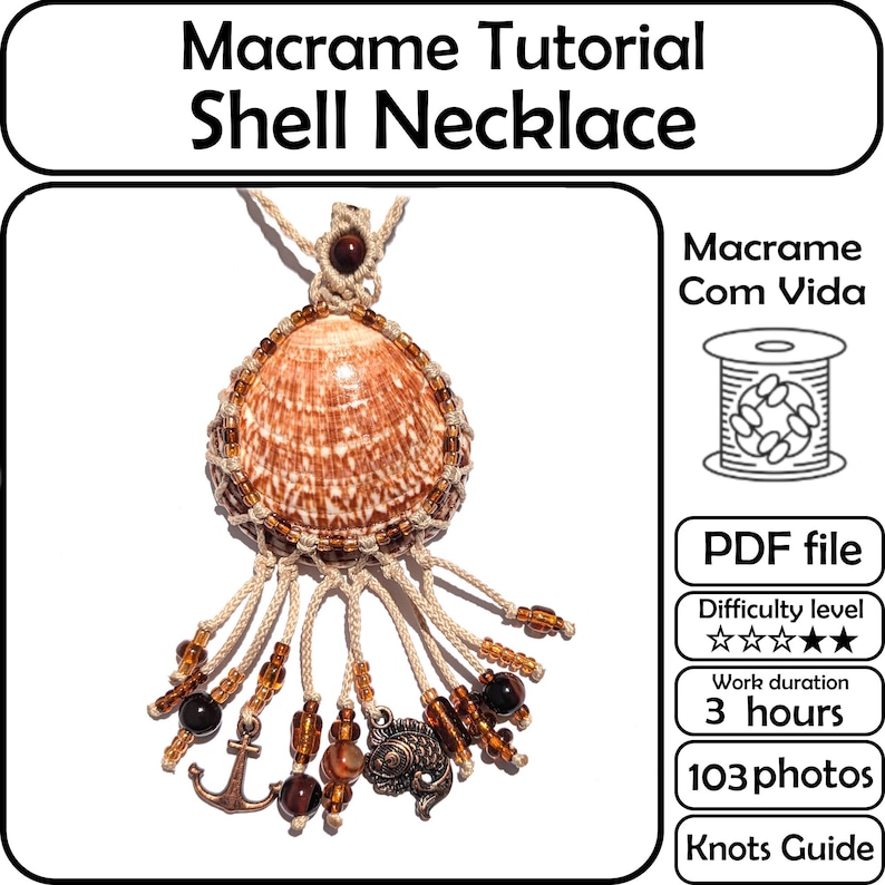 Puede incluir: Un collar de concha de macram&eacute; con un gran colgante de concha marr&oacute;n. La concha est&aacute; encerrada en una red de macram&eacute; beige y adornada con cuentas y abalorios marrones, incluyendo una ancla y un pez. El texto "Macrame Tutorial Shell Necklace" est&aacute; en la parte superior.