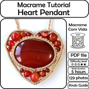 Könnte beinhalten: Herzförmiger Makramee-Anhänger mit einem großen, ovalen, rotbraunen Stein in der Mitte, umgeben von kleineren roten Perlen und einer beigefarbenen Kordel. Der Text "Macrame Tutorial Heart Pendant" steht oben.