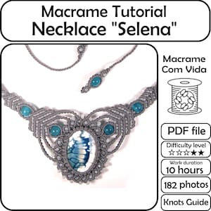 Peut inclure: Un collier macramé gris avec des perles turquoise et un pendentif central ovale avec des motifs bleus et blancs. Le collier est appelé "Selena". L'image comprend du texte sur un fichier PDF et le niveau de difficulté.