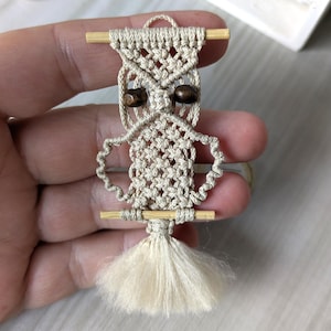 Miniatur Makramee Eule Wandbehang 1:12 - Boho Wanddeko, kleine Makramee Eule, Puppenhaus Wanddeko