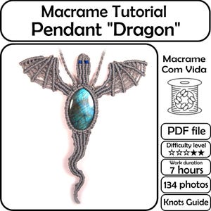 Può includere: Un ciondolo in macramè grigio a forma di drago, con una pietra centrale ovale con sfumature blu e verdi. Il ciondolo ha ali e una coda. L'immagine include il testo: "Macrame Tutorial Pendant 'Dragon'."
