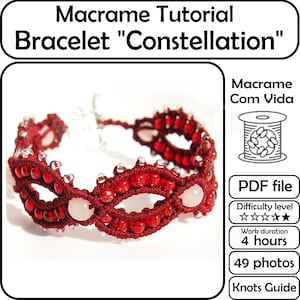 Może przedstawiać: Ręcznie robiona bransoletka z makramy w głębokim czerwonym kolorze, ozdobiona małymi czerwonymi koralikami i większymi, różowo-białymi kamieniami. Bransoletka jest częścią tutorialu makramy o nazwie "Konstelacja".