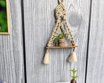Estante de pared de macramé en miniatura (escala 1:12): estante colgante para casa de muñecas, decoración bohemia para casa de muñecas, estante de macramé pequeño