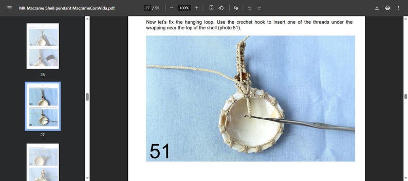 Puede incluir: Un colgante de concha de macram&eacute; con un ganchillo insertado en la concha. La concha es blanca con un borde de macram&eacute; beige y un lazo para colgar. El n&uacute;mero 51 est&aacute; en la esquina inferior izquierda.