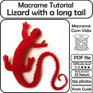 Puede incluir: Un lagarto rojo de macramé con una larga cola, elaborado con intrincados nudos. La imagen incluye el texto "Macrame Tutorial Lizard with a long tail", y detalles sobre un archivo PDF, el nivel de dificultad, la duración del trabajo y el número de fotos.