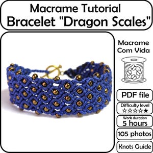 Puede incluir: Una pulsera de macramé azul con cuentas de color bronce, con un cierre de palanca. La pulsera forma parte de un tutorial de macramé titulado "Dragon Scales". La imagen también incluye un archivo PDF, el nivel de dificultad, la duración del trabajo y el recuento de fotos.
