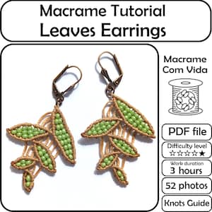 Può includere: Un paio di orecchini a forma di foglia in macramè con foglie di perline verdi e cordoncino color beige. Gli orecchini hanno chiusure a leva color bronzo. L'immagine include il testo "Macrame Tutorial Leaves Earrings".