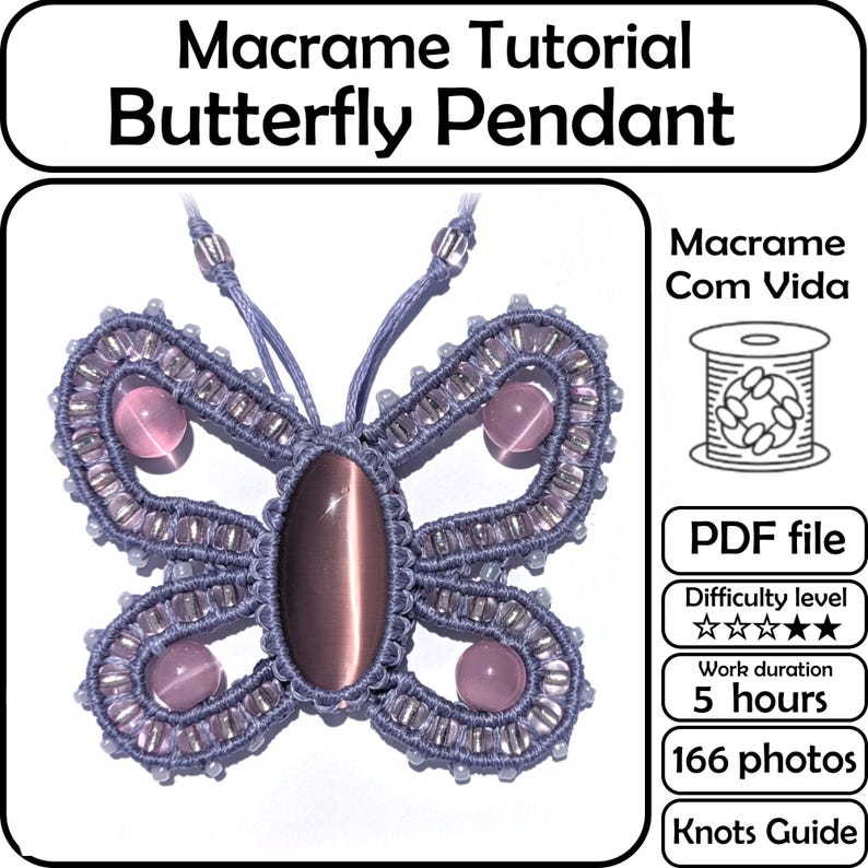 Może przedstawiać: Samouczek PDF do wykonania wisiorka w kształcie motyla techniką makramy zatytułowany Macrame Tutorial Butterfly Pendant. Wisiorek posiada centralny owalny ciemnofioletowy kamień, cztery okrągłe r&oacute;żowe koraliki i przezroczyste szklane koraliki na fioletowym sznurku.