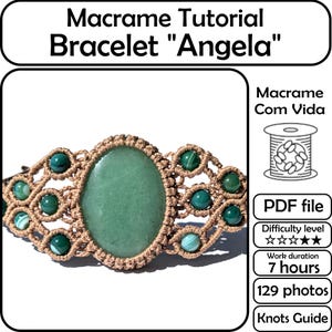 Peut inclure: Tutoriel de bracelet macramé "Angela" avec une pierre verte ovale centrale, entourée de petites perles vertes et d'un motif macramé beige. L'image comprend un fichier PDF, le niveau de difficulté, 7 heures de travail, 129 photos et un guide des nœuds.