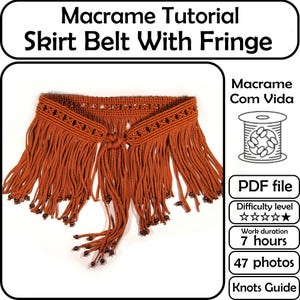 Peut inclure: Une ceinture de jupe en macramé orange brûlé avec des franges. La ceinture présente un motif tissé avec de longues franges et des perles décoratives aux extrémités. Le texte de l'image indique "Macrame Tutorial Skirt Belt With Fringe."
