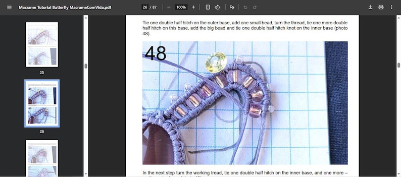 Może przedstawiać: Obraz z samouczka makramy oznaczony numerem 48, przedstawiający zakrzywioną szarą strukturę sznurka z wbudowanymi p&oacute;łprzezroczystymi koralikami na niebieskim tle w kratkę. Tekst brzmi: Tie one double half hitch on the outer base, add one small bead.