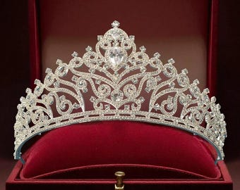 Tiara plateada con pedrería – Elegante corona real de cristal en forma de lágrima
