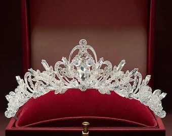 Tiara de lujo plateada con pedrería – Elegante corona de boda