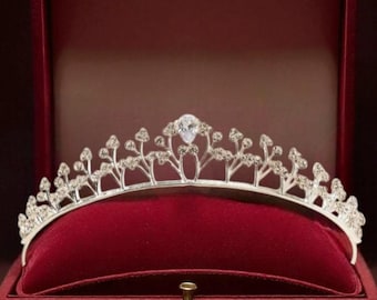 Tiara plateada con cristales florales – Elegante corona nupcial de princesa
