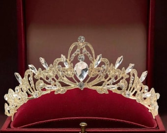 Tiara dorada con pedrería – Elegante corona de cristal, tocado nupcial