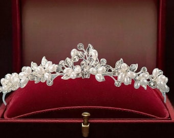 Elegante tiara nupcial floral con perlas / Tocado de boda plateado con cristales y perlas de imitación