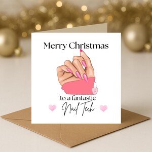 Op de afbeelding: Een kerstkaart met de tekst "Vrolijk kerstfeest aan een fantastische nagelstyliste". De kaart toont een illustratie van een hand met lange, roze nagels en een roze trui. Twee roze harten staan op de kaart.