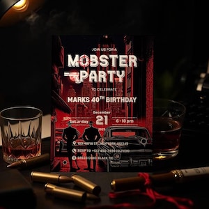 Könnte beinhalten: Eine rot-schwarze Einladung zu einer "Mobster Party" zur Feier von Marks 40. Geburtstag. Die Einladung enthält Datum, Uhrzeit und Adresse. Das Bild zeigt auch ein Glas bernsteinfarbener Flüssigkeit, Kugeln und eine Zigarre.