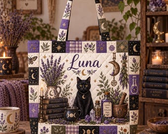 Bolso de mano acolchado personalizado con diseño de gato negro, bolso de libros de Halloween con temática de brujas en color lavanda, bolso de mano místico con nombre personalizado y diseño de gato, regalo de bruja estilo cottagecore para ella.