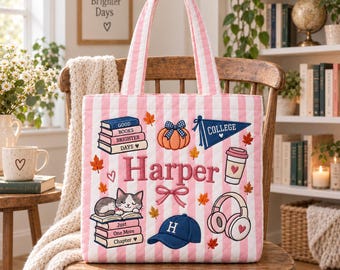 Bolso de mano acolchado personalizado para otoño, bolso de hombro rosa a rayas con nombre personalizado, bolso para libros de otoño para la universidad, bolso de mano para el campus con diseño de gato, calabaza y café.