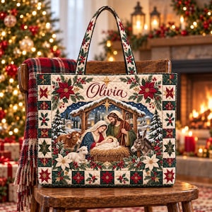 Peut inclure: Un sac fourre-tout matelassé illustrant une scène de nativité avec Marie, Joseph et l'enfant Jésus dans une crèche. Le sac est orné de poinsettias, de houx et de sapins, avec le prénom Olivia inscrit en lettres rouges au centre.