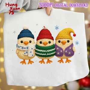 Könnte beinhalten: Auf weißem Hintergrund sind drei gestrickte Küken mit Winterkleidung abgebildet. Die Küken tragen blaue, rote und gelbe Mützen, Schals und Westen. Das Bild enthält den Text "Hung Xuan 75" und "300DPI DIGITAL DOWNLOAD".
