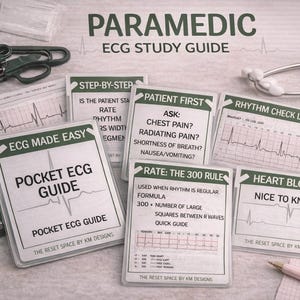Op de afbeelding: Een verzameling medische studiegidsen voor paramedici, waaronder "Pocket ECG Guide" en "Rhythm Check List". De gidsen bevatten tekst en ECG-diagrammen. Een stethoscoop, schaar en verband zijn ook aanwezig.