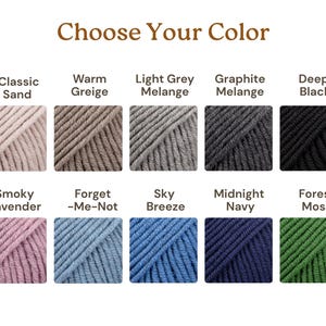 Op de afbeelding: Een kleurenkaart met de titel Choose Your Color met tien garenmonsters in de kleuren Classic Sand, Warm Greige, Light Grey Melange, Graphite Melange, Deep Black, Smoky Lavender, Forget-Me-Not, Sky Breeze, Midnight Navy en Forest Moss.