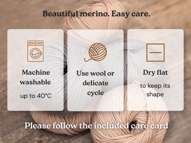 Op de afbeelding: Vier bollen garen in beige en grijstinten met een overlay van tekst en iconen. De tekst luidt: Beautiful merino. Easy care. Machine washable up to 40&deg;C. Use wool or delicate cycle. Dry flat to keep its shape. Please follow the included care card.