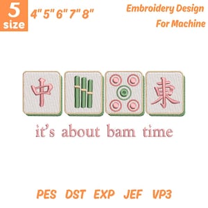 Op de afbeelding: Een borduurontwerp voor een machine met vier Mahjong-tegels met Chinese karakters en symbolen in roze en groen. De tekst "it's about bam time" staat onder de tegels. Het ontwerp is verkrijgbaar in maten van 10.16cm tot 20.32cm.