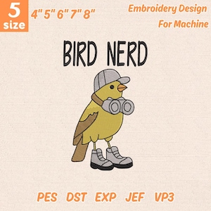 Puede incluir: Un diseño de bordado con un pájaro amarillo con gorra, prismáticos y botas, con el texto "BIRD NERD". El diseño está disponible en tamaños de 10 cm a 20 cm y es para bordado a máquina.