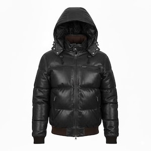 Può includere: Giacca in pelle nera trapuntata con cappuccio. La giacca ha una chiusura a zip, due tasche laterali e un orlo e polsini a coste marroni. Il cappuccio ha coulisse e un design trapuntato.