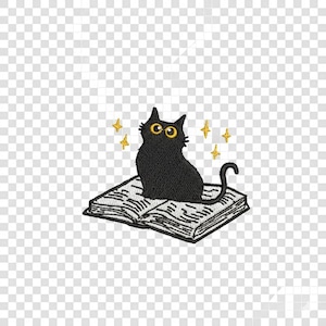 Op de afbeelding: Geborduurde patch met een zwarte kat met gele ogen die op een open boek zit. Gouden sterren omringen de kat. Het boek heeft gedetailleerde paginalijnen en de kat heeft een gebogen staart.