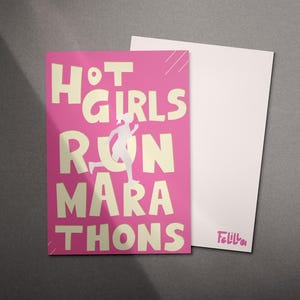 Könnte beinhalten: Eine rosa Postkarte mit dem Text "HOT GIRLS RUN MARATHONS" in großen, cremefarbenen Buchstaben. Eine Silhouette einer laufenden Figur befindet sich in der Mitte. Daneben liegt eine leere weiße Karte auf grauem Untergrund.
