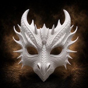 Op de afbeelding: Een wit drakenmasker met ingewikkelde schubstructuren, prominente gebogen hoorns, scherpe stekels aan de zijkanten en een gedefinieerde snuit. Het masker heeft twee grote oogopeningen en een gedetailleerd, op reptielen geïnspireerd ontwerp.