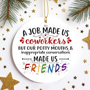 Rolig julgransprydnad för kollegor, Ett jobb gjorde oss till kollegor, gjorde oss till vänner, keramisk julgransprydnad för kontoret, present till arbetskamrat