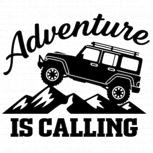 Puede incluir: Gráfico en blanco y negro de un vehículo 4x4 escalando una montaña, con la frase "Adventure Is Calling". La imagen, sobre un fondo de ladrillos blancos, evoca la aventura y los viajes.