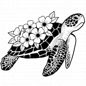 Puede incluir: Ilustración en blanco y negro de una tortuga marina con diseño floral. El caparazón de la tortuga presenta un patrón geométrico, y un grupo de flores y hojas blancas adornan su espalda. Las aletas y la cabeza están detalladas con manchas.