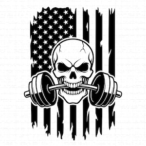 Puede incluir: Gráfico en blanco y negro de una calavera sosteniendo una barra con pesas, sobre un fondo de bandera estadounidense desgastada. La calavera tiene una expresión intensa, y la barra está centrada. Adecuado para temas de fitness o patrióticos.
