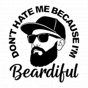 Puede incluir: Gráfico en blanco y negro que presenta a un hombre barbudo con gorra y gafas de sol. El texto alrededor de la imagen dice "DON'T HATE ME BECAUSE I'M" y la palabra "Beardiful" está escrita debajo.