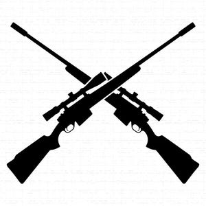 Op de afbeelding: Zwart silhouet van twee gekruiste geweren, elk met een vizier, tegen een witte bakstenen achtergrond. De geweren zijn in een X-vorm geplaatst, wat een symmetrisch ontwerp creëert.