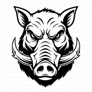 Puede incluir: Ilustración en blanco y negro de la cabeza de un jabalí, con afilados colmillos y una expresión intensa. El diseño es detallado, con pelo y rasgos faciales visibles, adecuado para diversas aplicaciones.
