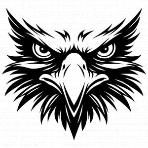 Op de afbeelding: Een zwart-wit grafische illustratie van een adelaarskop. Het gezicht van de adelaar is afgebeeld in een gestileerd, gedurfd ontwerp, met scherpe lijnen en een felle uitdrukking. De afbeelding is geschikt voor diverse toepassingen, zoals stickers of logo's.